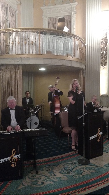 Liz Holmes performing at wedding at Biltmore hotell
